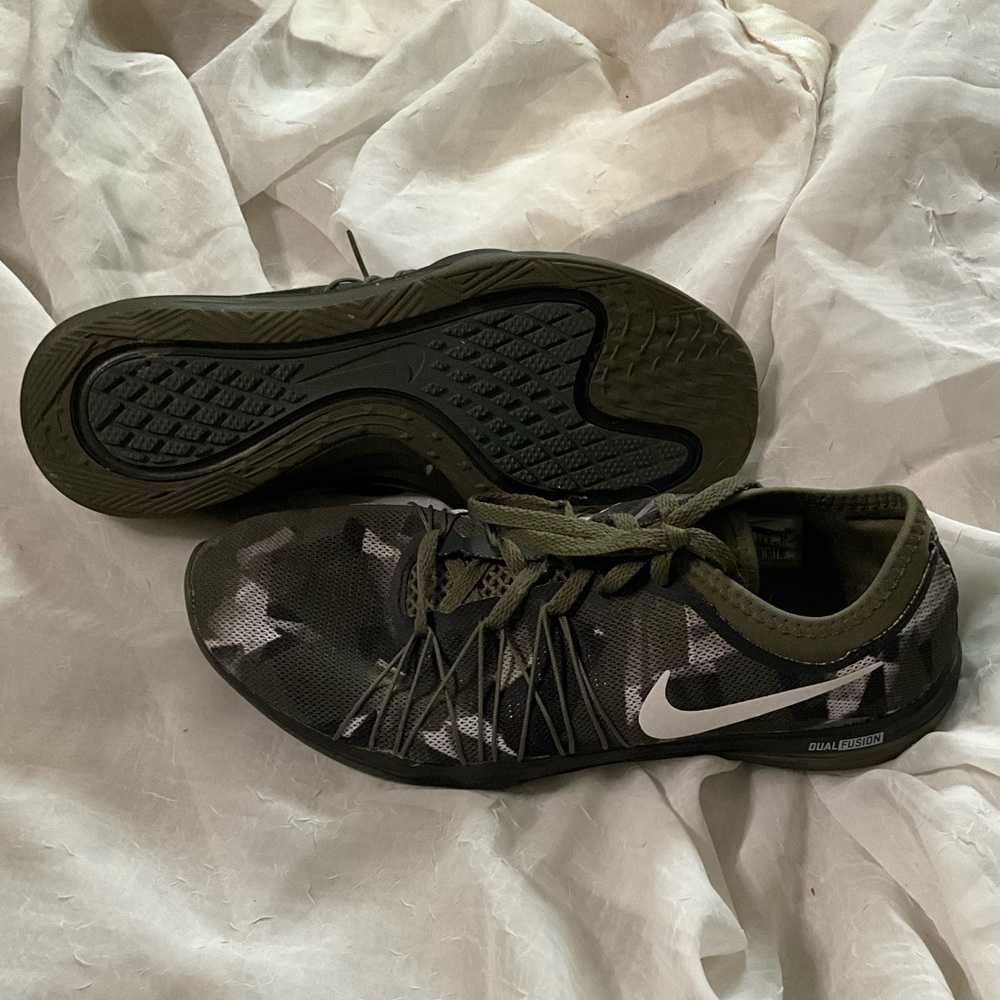 Nike Dual Fusion Camo Sneakers Women’s US 9